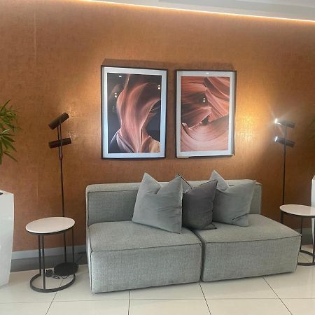 Lovely Rosebank 1-Bedroom Condo With Pool & Cinema Johannesburg Buitenkant foto