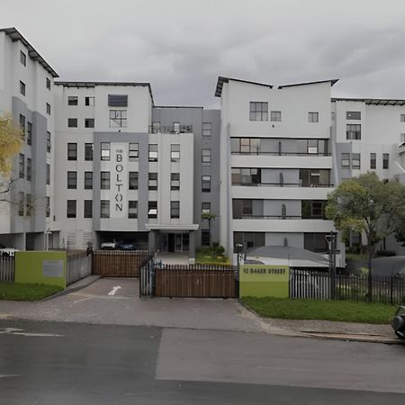 Lovely Rosebank 1-Bedroom Condo With Pool & Cinema Johannesburg Buitenkant foto