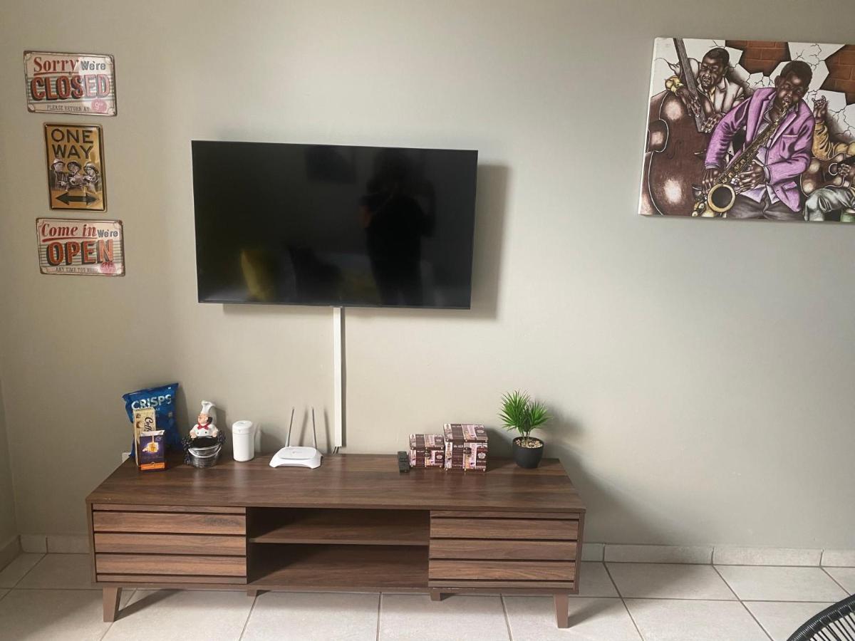 Lovely Rosebank 1-Bedroom Condo With Pool & Cinema Johannesburg Buitenkant foto