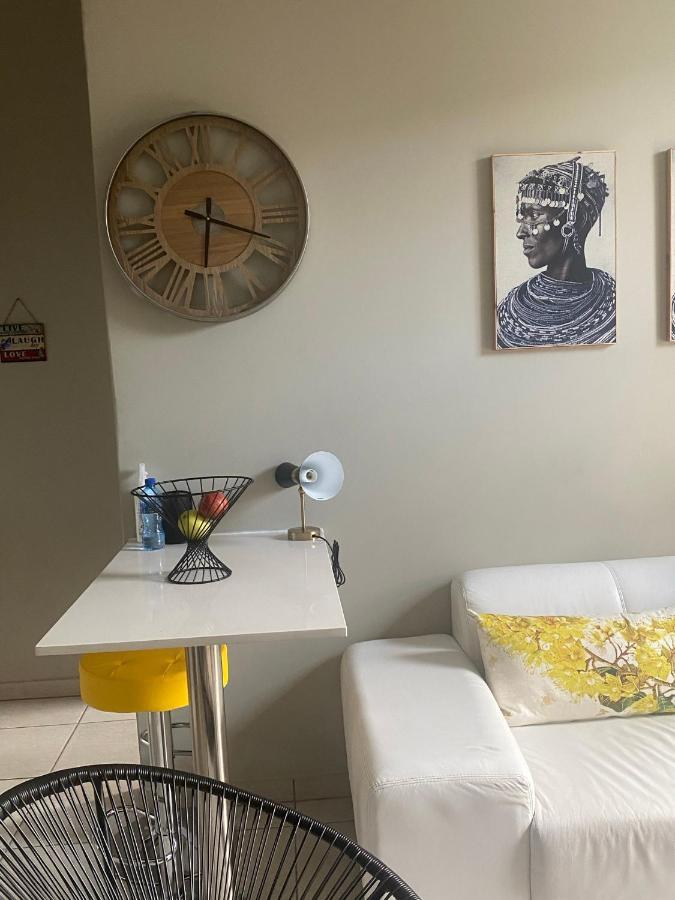 Lovely Rosebank 1-Bedroom Condo With Pool & Cinema Johannesburg Buitenkant foto