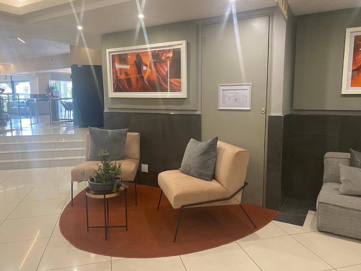 Lovely Rosebank 1-Bedroom Condo With Pool & Cinema Johannesburg Buitenkant foto