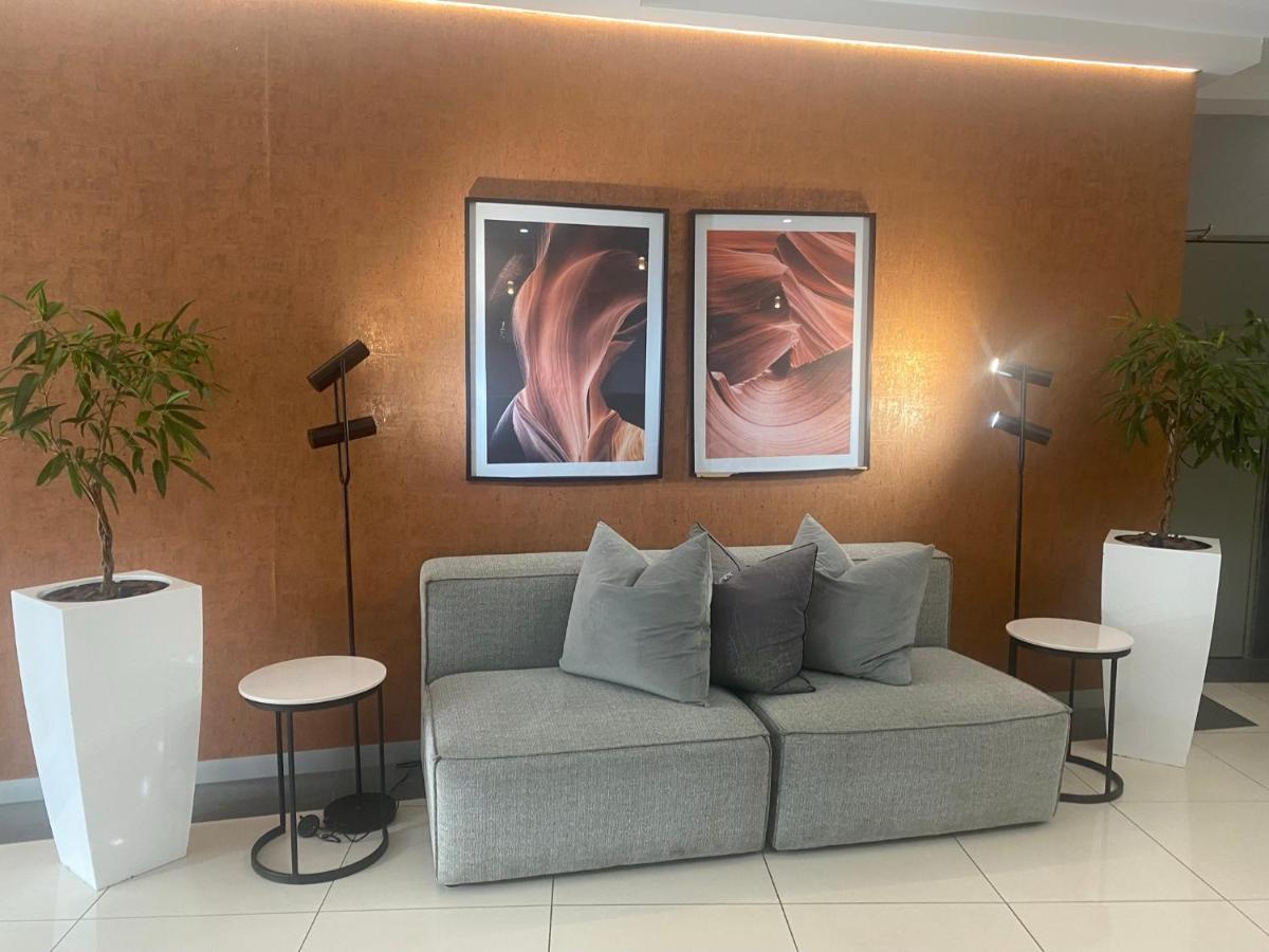 Lovely Rosebank 1-Bedroom Condo With Pool & Cinema Johannesburg Buitenkant foto
