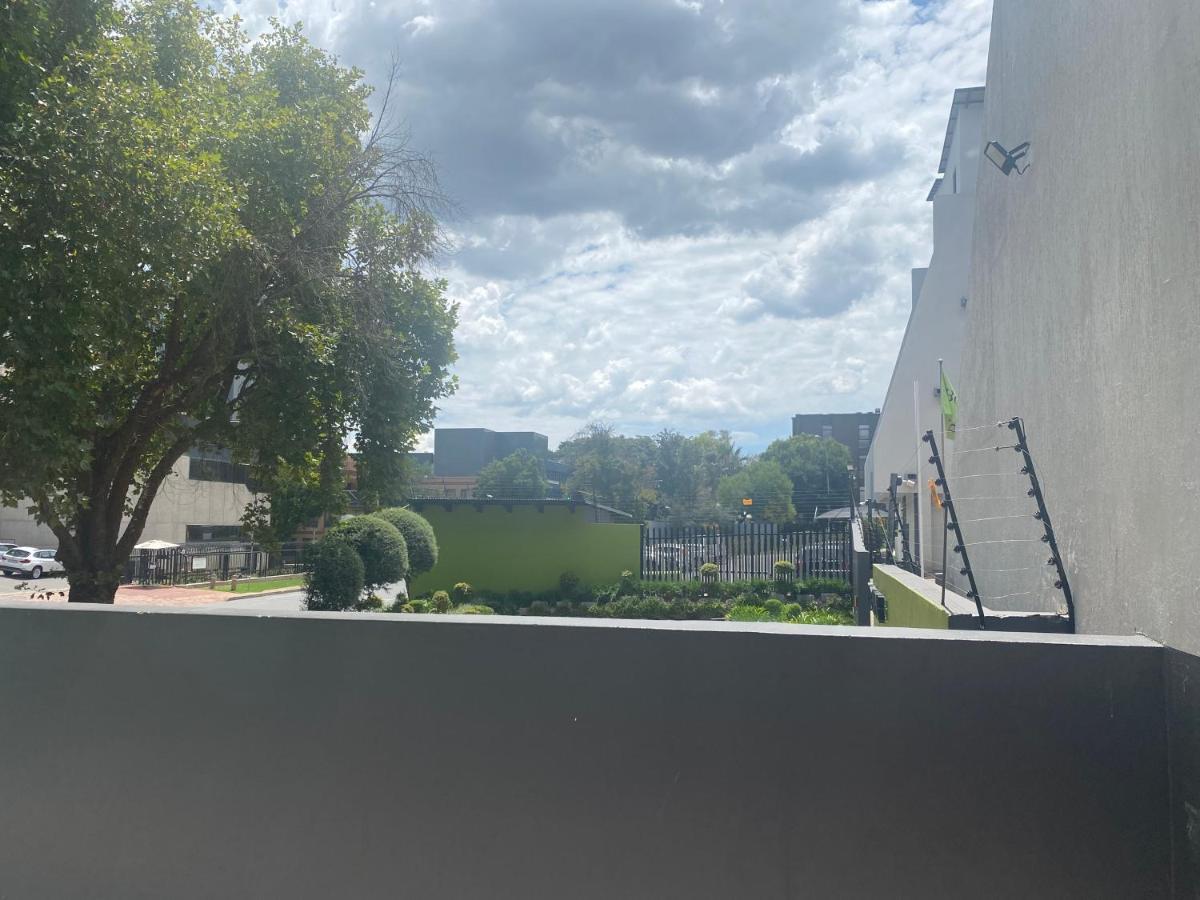 Lovely Rosebank 1-Bedroom Condo With Pool & Cinema Johannesburg Buitenkant foto