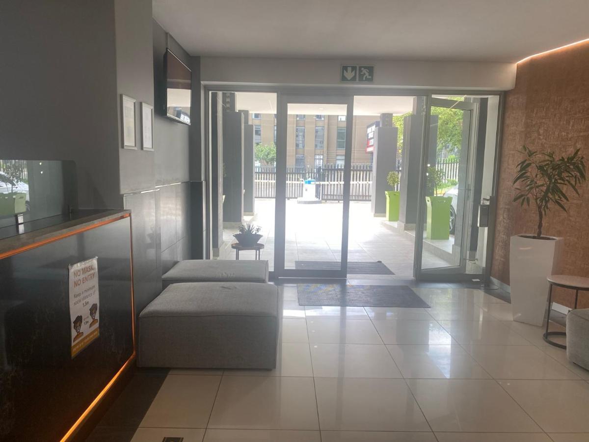 Lovely Rosebank 1-Bedroom Condo With Pool & Cinema Johannesburg Buitenkant foto