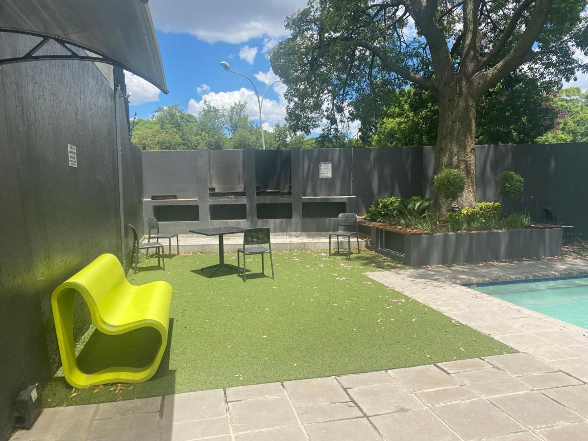 Lovely Rosebank 1-Bedroom Condo With Pool & Cinema Johannesburg Buitenkant foto