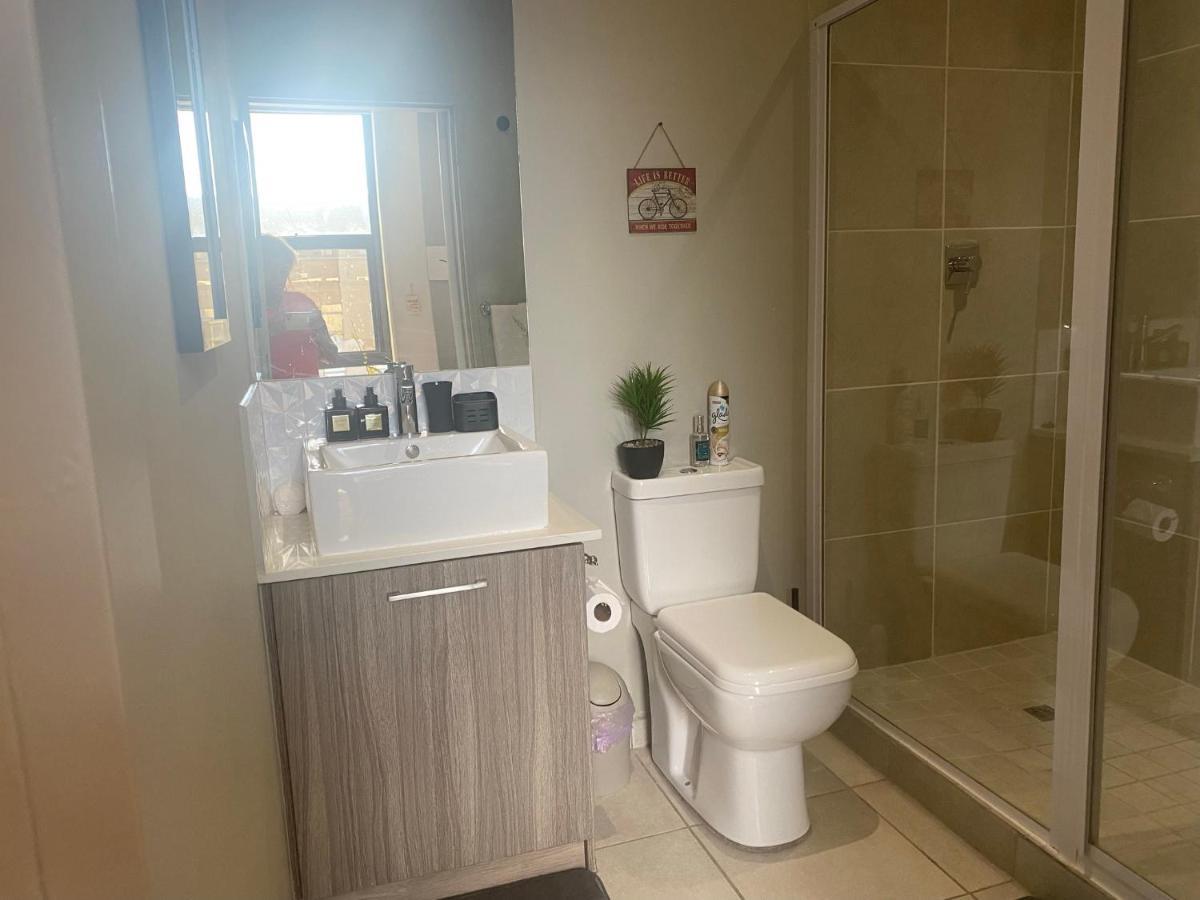 Lovely Rosebank 1-Bedroom Condo With Pool & Cinema Johannesburg Buitenkant foto