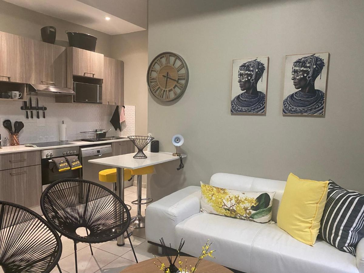 Lovely Rosebank 1-Bedroom Condo With Pool & Cinema Johannesburg Buitenkant foto