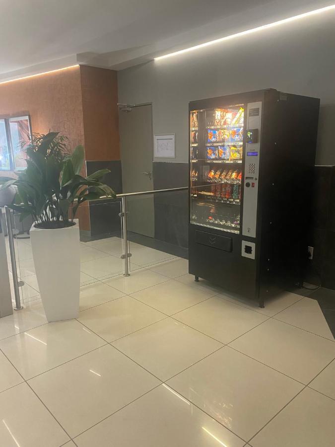Lovely Rosebank 1-Bedroom Condo With Pool & Cinema Johannesburg Buitenkant foto