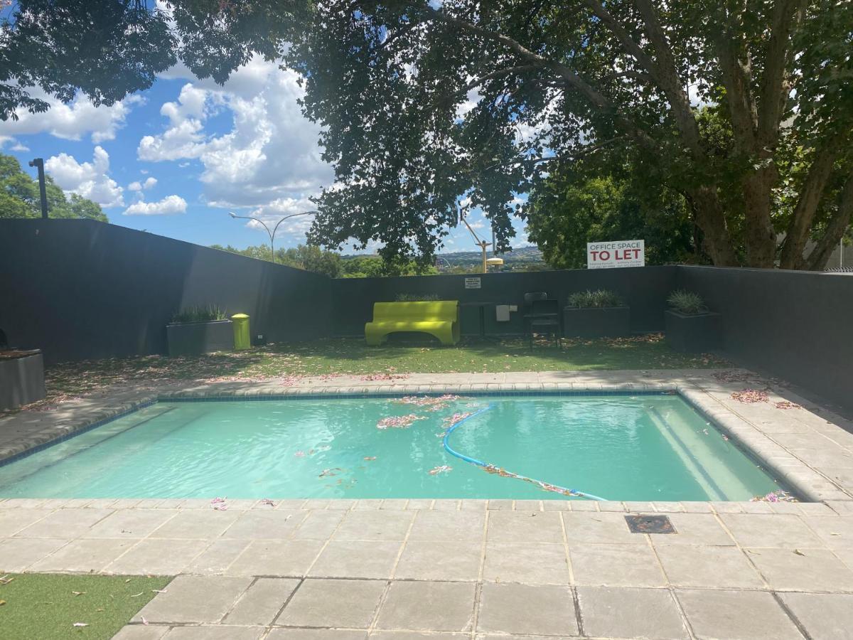 Lovely Rosebank 1-Bedroom Condo With Pool & Cinema Johannesburg Buitenkant foto