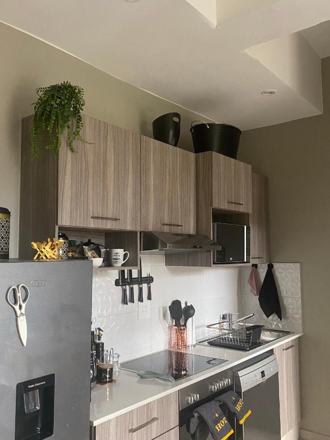 Lovely Rosebank 1-Bedroom Condo With Pool & Cinema Johannesburg Buitenkant foto