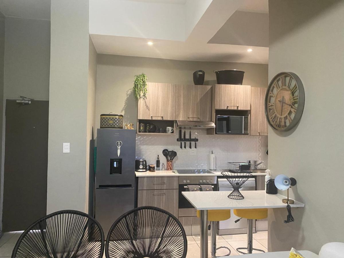 Lovely Rosebank 1-Bedroom Condo With Pool & Cinema Johannesburg Buitenkant foto