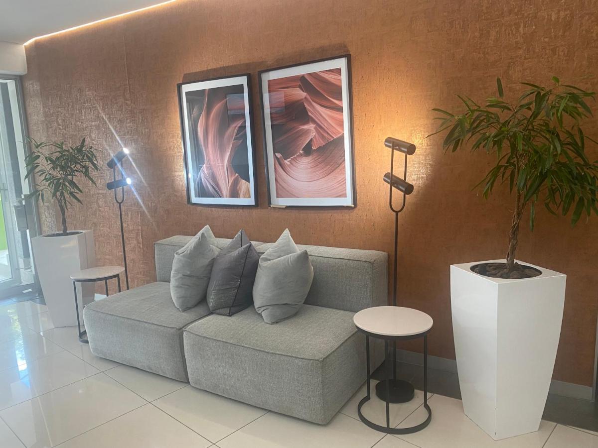 Lovely Rosebank 1-Bedroom Condo With Pool & Cinema Johannesburg Buitenkant foto